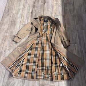 100% authentic Burberry coat , S/M
